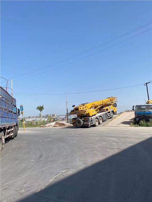 满洲里市25吨吊车的租赁价格大概是多少？